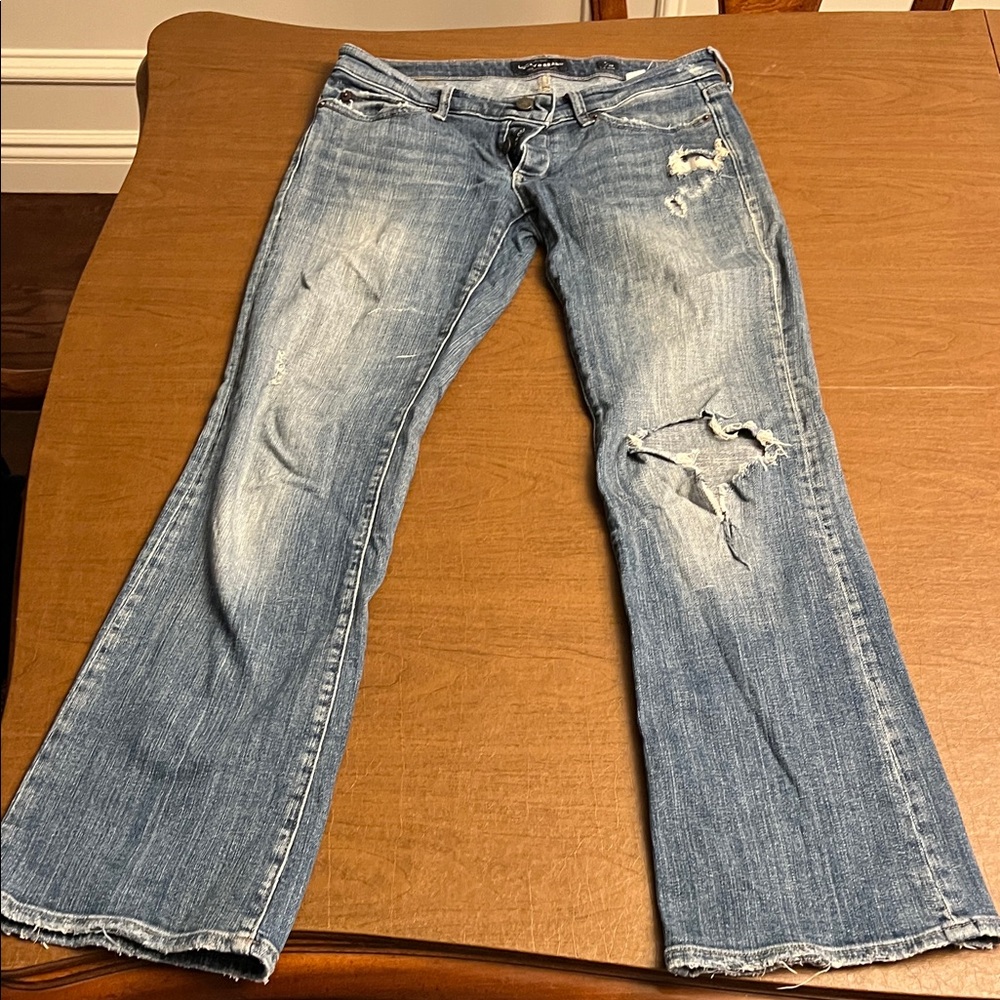 Women’s size 28 size 6Lucky Brand Flare Distressed Blue Jeans